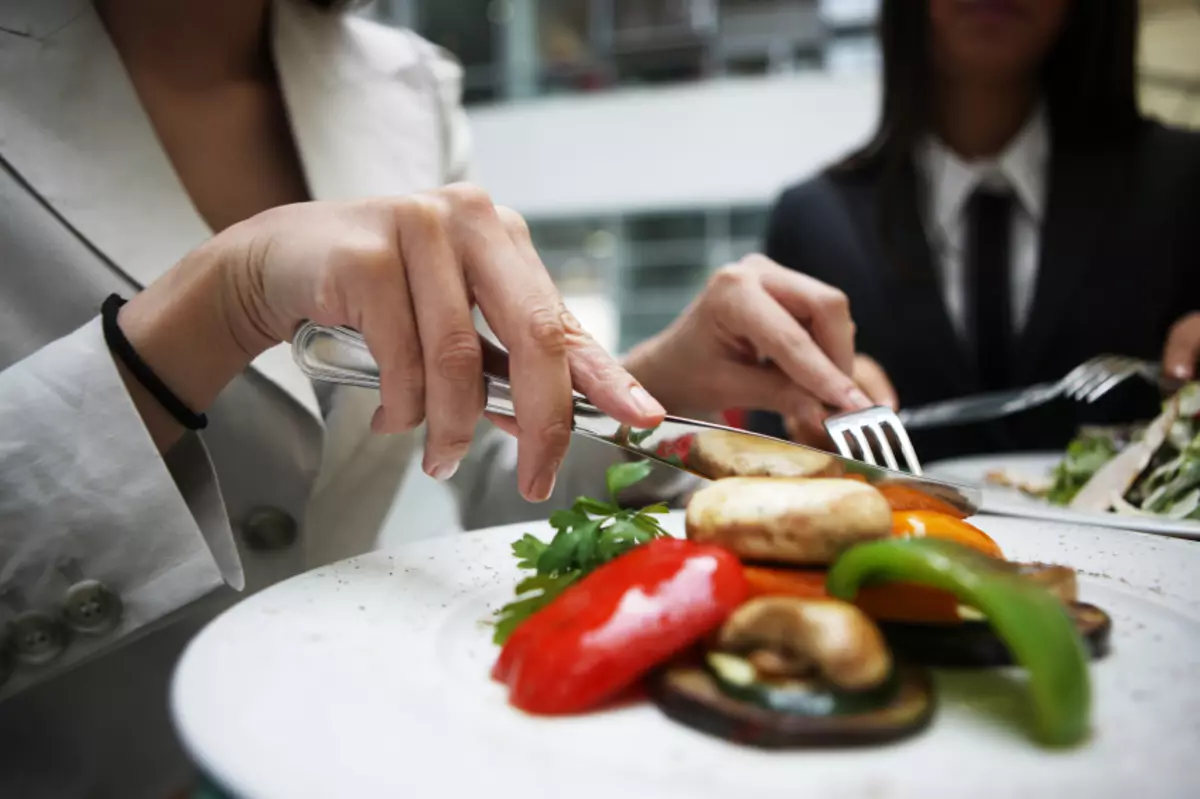 Kako zadržati čep? 40 fotografija u kojima ruku držite nož za etiketu i kako koristiti jelo za jelo u restoranu, kao što je vilica i nož 19561_8