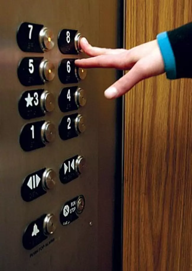 Кој треба да биде првиот што ќе влезе во лифтот со правилата на етика? 13 фотографии кои прво треба да влезат кој прв излегува, правила за мажи 19570_12