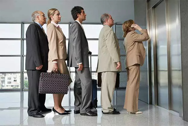 Кој треба да биде првиот што ќе влезе во лифтот со правилата на етика? 13 фотографии кои прво треба да влезат кој прв излегува, правила за мажи 19570_2