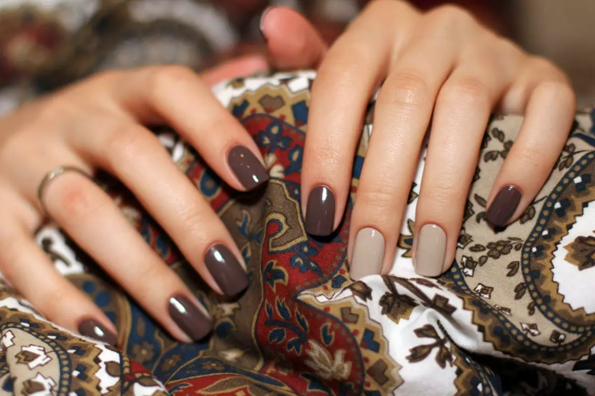 Manicure: Co to jest? Wybierz piękny wygląd paznokci na rękach kobiet. Jak zrobić paznokcie w jednym tonem ze zraszaczy i rozpylanie? 197_114