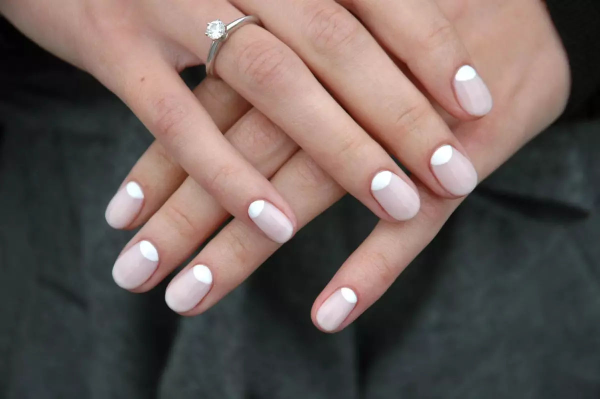 Manicure: Co to jest? Wybierz piękny wygląd paznokci na rękach kobiet. Jak zrobić paznokcie w jednym tonem ze zraszaczy i rozpylanie? 197_122