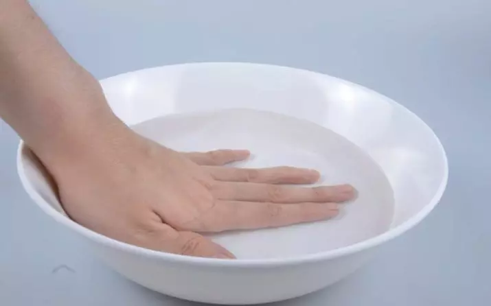 Manicure: O que é isso? Escolha um belo design de unhas nas mãos para mulheres. Como fazer unhas em um tom com um sprinkler e pulverização? 197_17