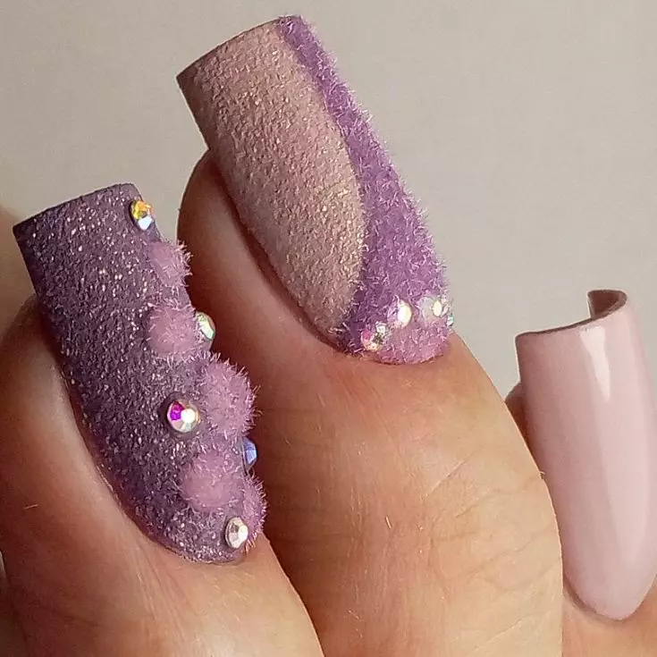 Маникюр: Какво е това? Изберете красив дизайн на ноктите за жените. Как да направим ноктите в един тон с пръскач и пръскане? 197_171