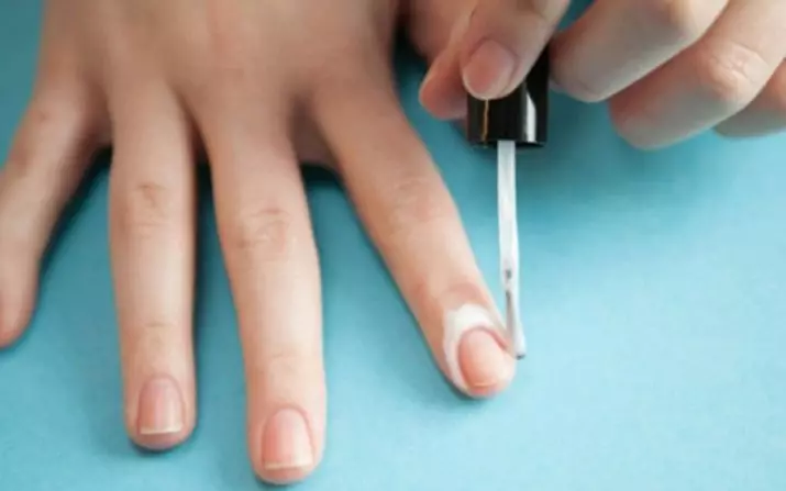 Manicure: O que é isso? Escolha um belo design de unhas nas mãos para mulheres. Como fazer unhas em um tom com um sprinkler e pulverização? 197_18