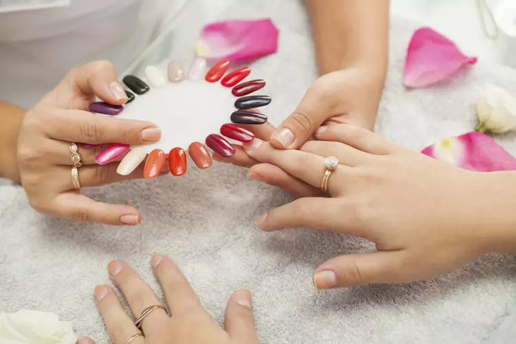 Manicure: Co to jest? Wybierz piękny wygląd paznokci na rękach kobiet. Jak zrobić paznokcie w jednym tonem ze zraszaczy i rozpylanie? 197_5