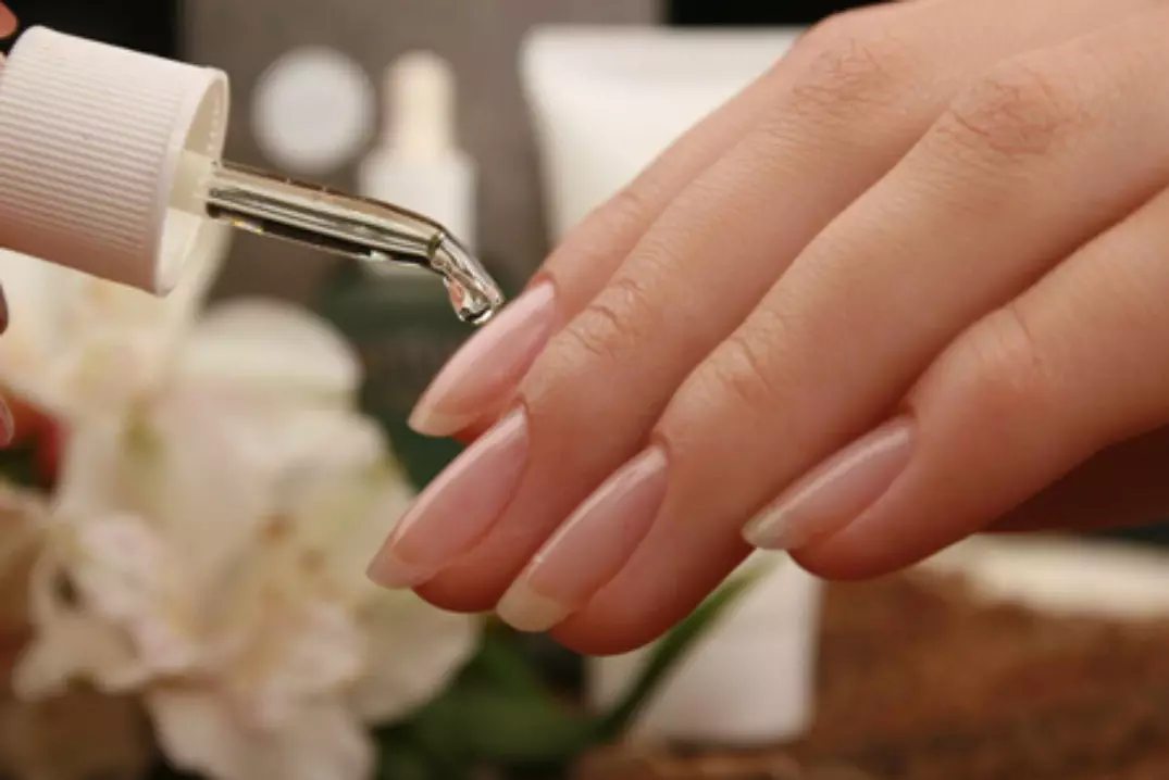 Маникюр: Какво е това? Изберете красив дизайн на ноктите за жените. Как да направим ноктите в един тон с пръскач и пръскане? 197_52