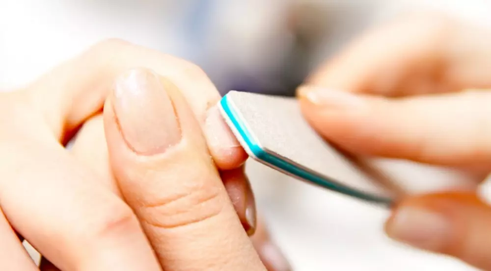 Manicure: O que é isso? Escolha um belo design de unhas nas mãos para mulheres. Como fazer unhas em um tom com um sprinkler e pulverização? 197_53