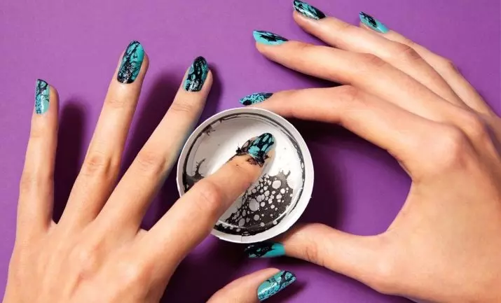 Manicure: O que é isso? Escolha um belo design de unhas nas mãos para mulheres. Como fazer unhas em um tom com um sprinkler e pulverização? 197_59