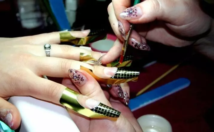 Manicure: O que é isso? Escolha um belo design de unhas nas mãos para mulheres. Como fazer unhas em um tom com um sprinkler e pulverização? 197_7