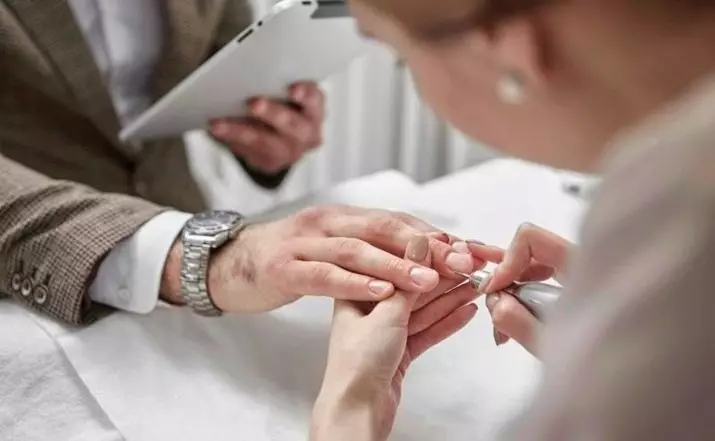 Manicure: Co to jest? Wybierz piękny wygląd paznokci na rękach kobiet. Jak zrobić paznokcie w jednym tonem ze zraszaczy i rozpylanie? 197_9
