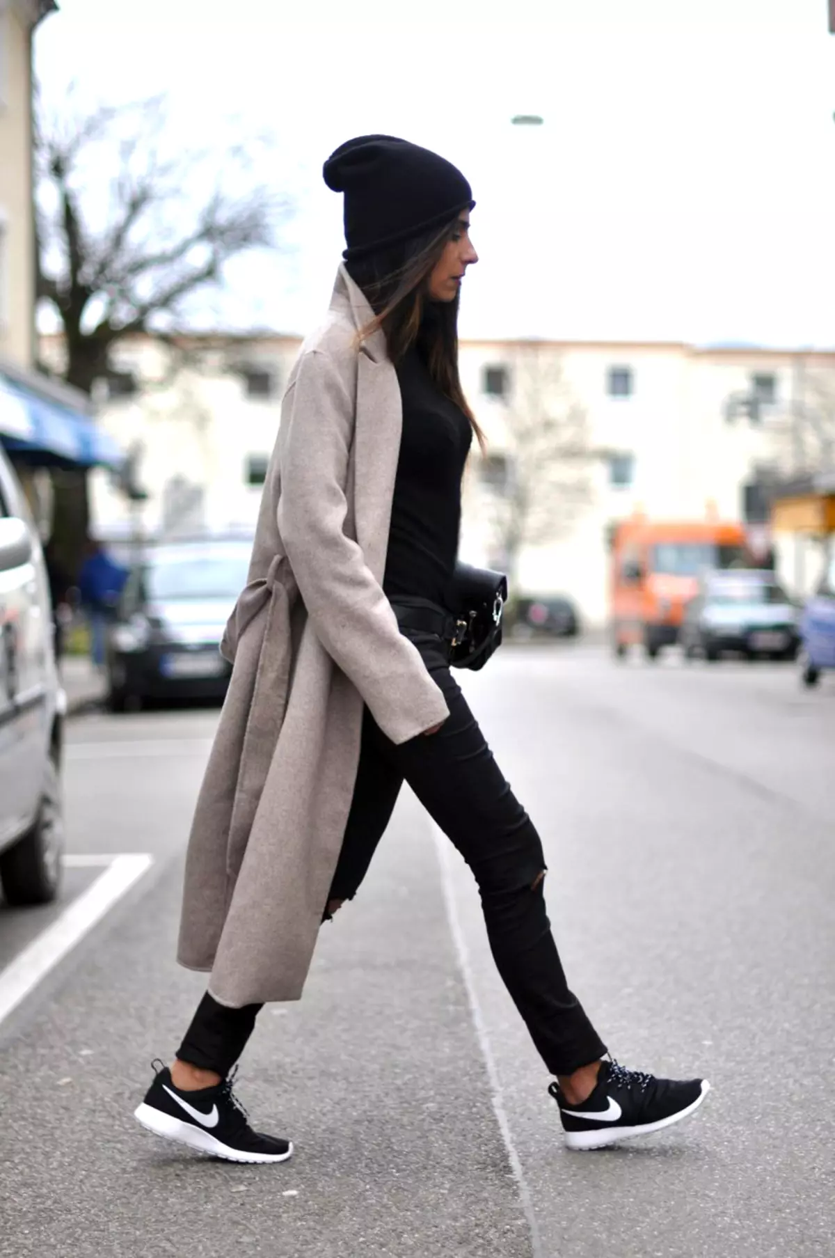 Черное пальто с кроссовками. Пальто с кроссовками. Пальто в спортивном стиле. Образы с чкрнымикроссовками.