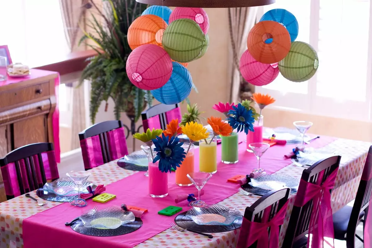 Jak ozdobić stół urodzinowy? 82 Zdjęcie piękna dekoracja w domu. Jak zrobić świąteczny stół kolegi i własne ręce? 199_13