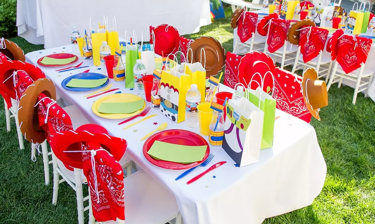 Si të dekoroni një tryezë të ditëlindjes? 82 foto dekoratë e bukur në shtëpi. Si të bëni një tavolinë të kolegut festiv dhe duart e saj? 199_16