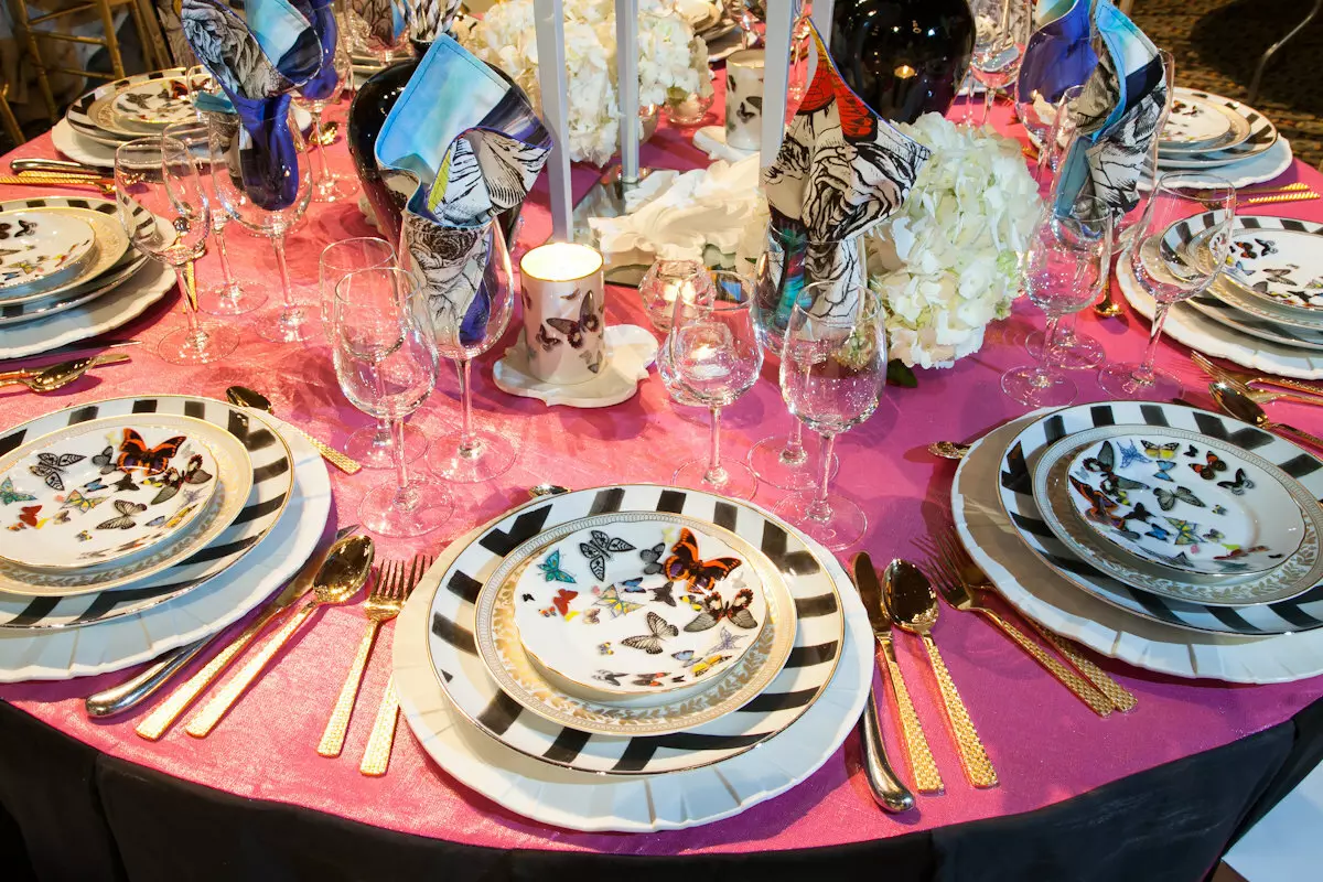 Jak ozdobić stół urodzinowy? 82 Zdjęcie piękna dekoracja w domu. Jak zrobić świąteczny stół kolegi i własne ręce? 199_18