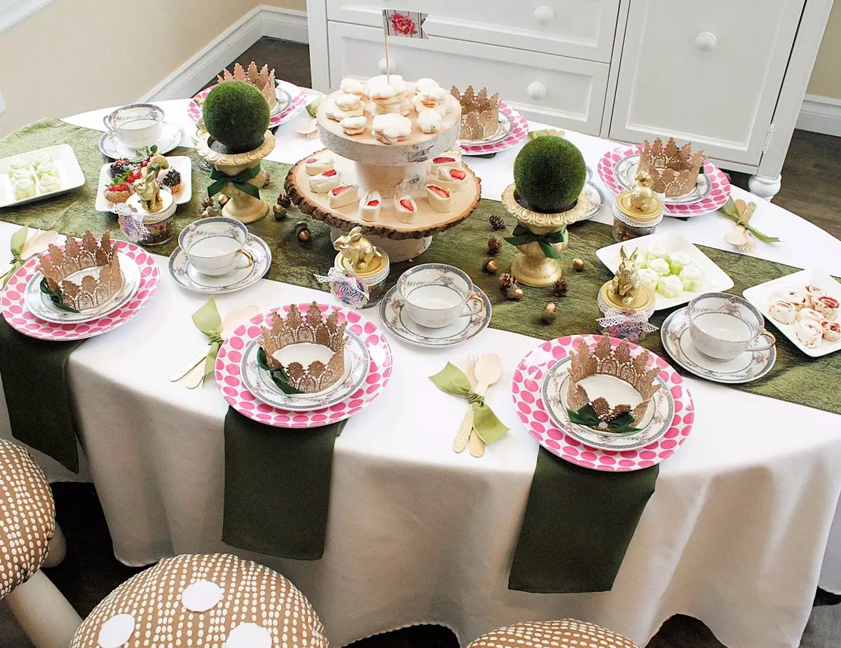 Πώς να διακοσμήσετε ένα τραπέζι γενεθλίων; 82 Φωτογραφία Όμορφη διακόσμηση στο σπίτι. Πώς να φτιάξετε ένα εορταστικό τραπέζι συναδέλφου και τα χέρια της;