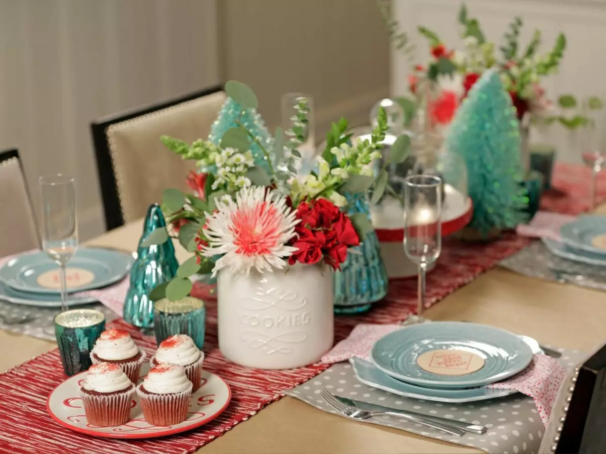 Jak ozdobić stół urodzinowy? 82 Zdjęcie piękna dekoracja w domu. Jak zrobić świąteczny stół kolegi i własne ręce? 199_20