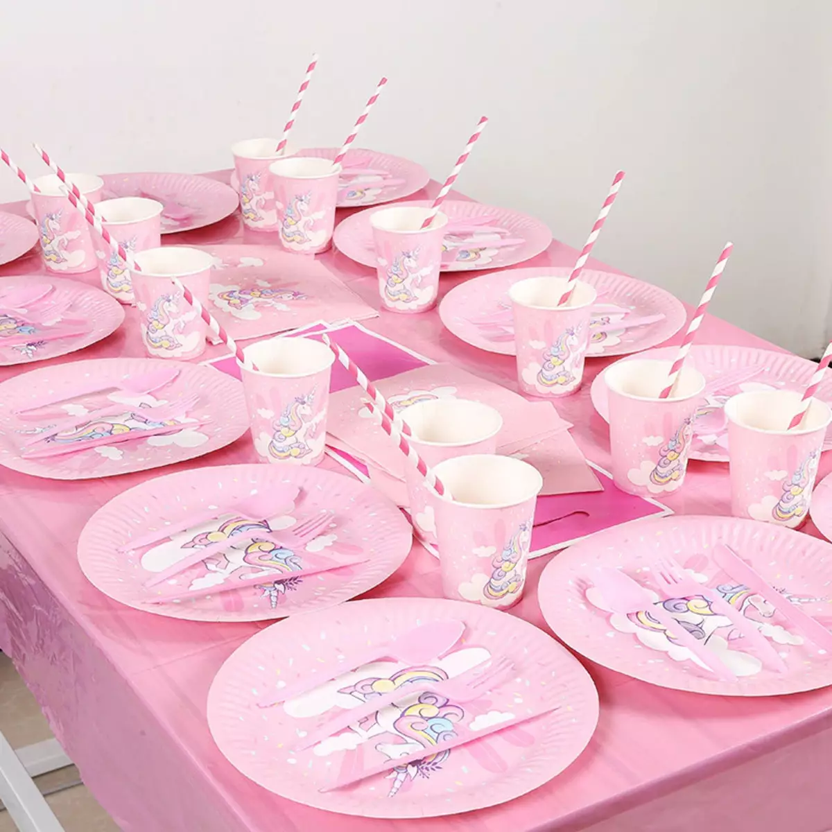 Si të dekoroni një tryezë të ditëlindjes? 82 foto dekoratë e bukur në shtëpi. Si të bëni një tavolinë të kolegut festiv dhe duart e saj? 199_21