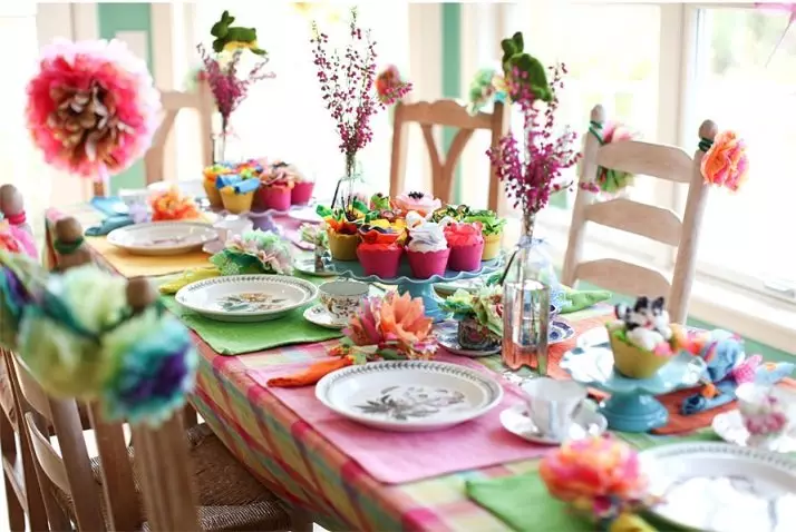 Si të dekoroni një tryezë të ditëlindjes? 82 foto dekoratë e bukur në shtëpi. Si të bëni një tavolinë të kolegut festiv dhe duart e saj? 199_24
