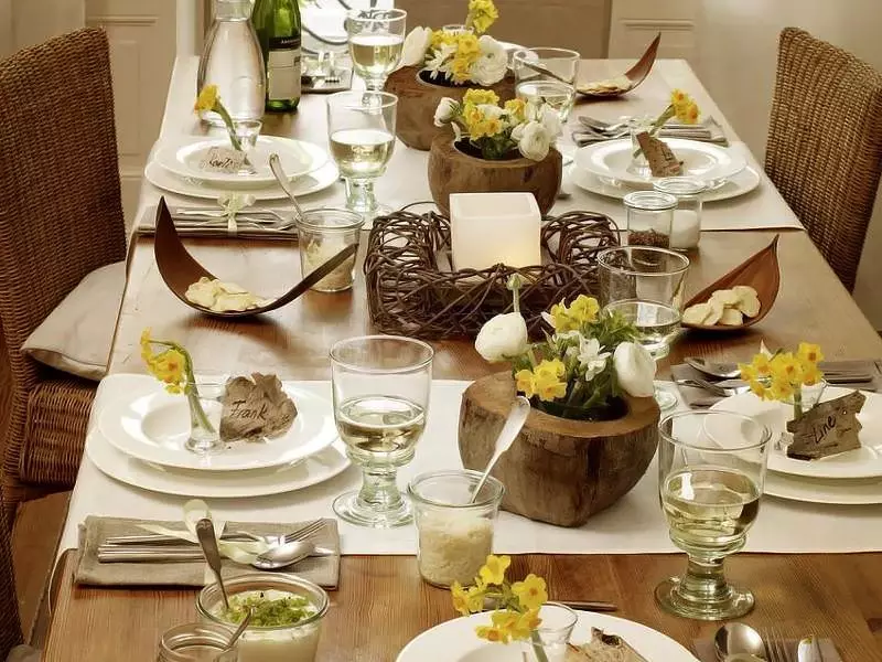 Si të dekoroni një tryezë të ditëlindjes? 82 foto dekoratë e bukur në shtëpi. Si të bëni një tavolinë të kolegut festiv dhe duart e saj? 199_27
