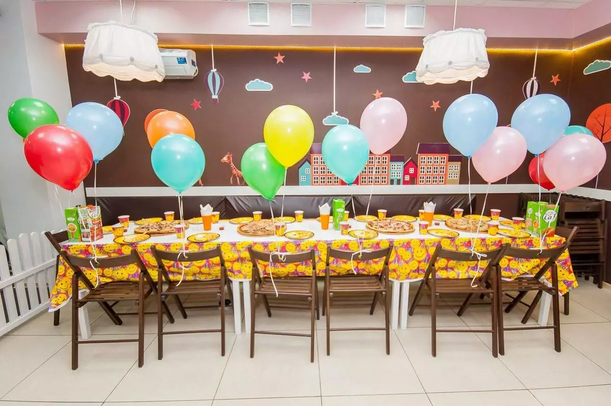 Si të dekoroni një tryezë të ditëlindjes? 82 foto dekoratë e bukur në shtëpi. Si të bëni një tavolinë të kolegut festiv dhe duart e saj? 199_42