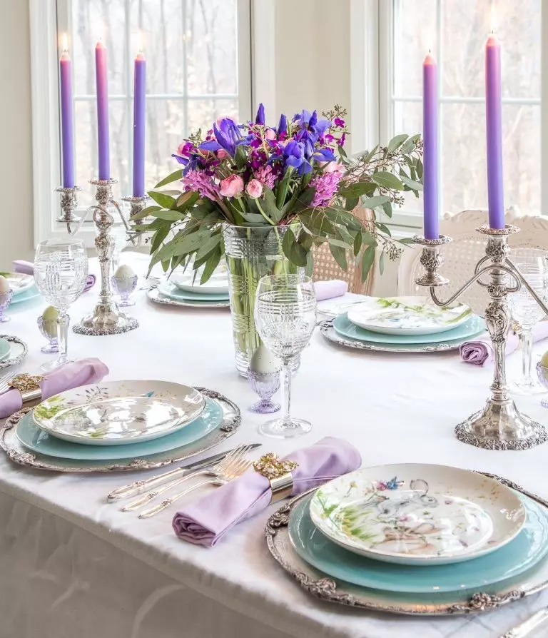 Si të dekoroni një tryezë të ditëlindjes? 82 foto dekoratë e bukur në shtëpi. Si të bëni një tavolinë të kolegut festiv dhe duart e saj? 199_52