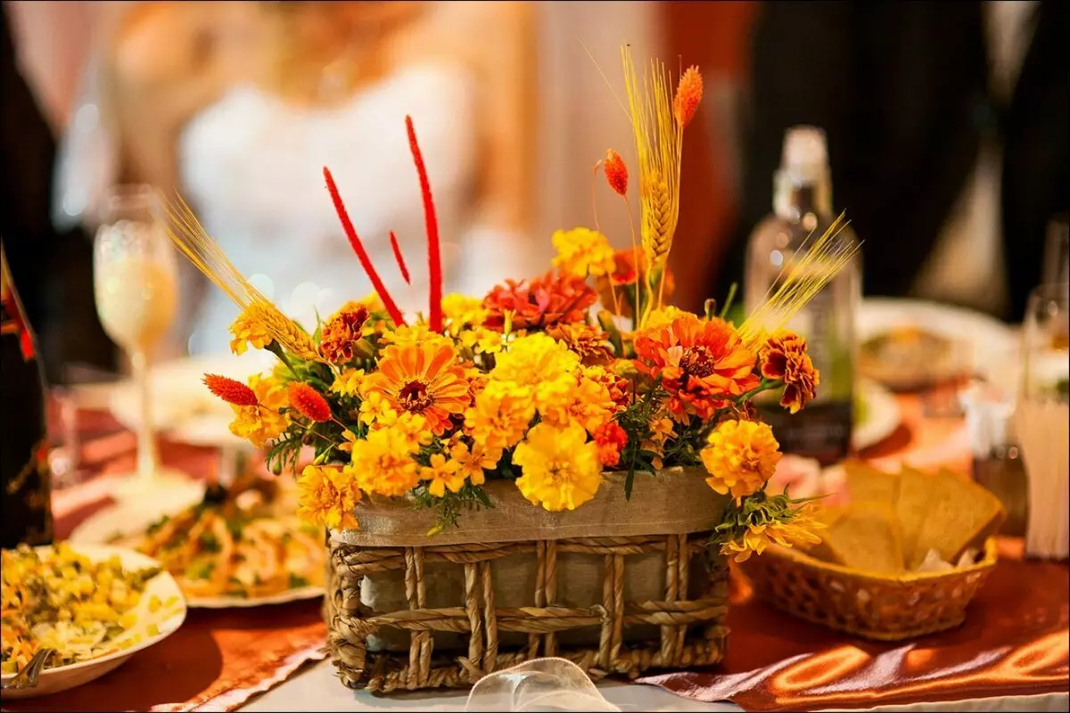 Jak ozdobić stół urodzinowy? 82 Zdjęcie piękna dekoracja w domu. Jak zrobić świąteczny stół kolegi i własne ręce? 199_65
