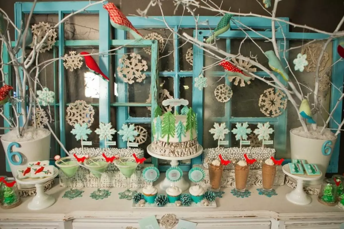 Jak ozdobić stół urodzinowy? 82 Zdjęcie piękna dekoracja w domu. Jak zrobić świąteczny stół kolegi i własne ręce? 199_67