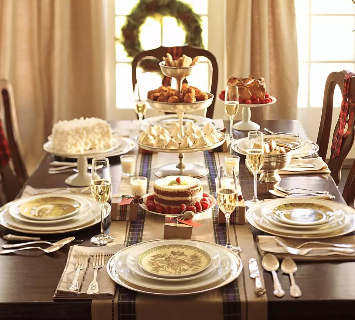 Si të dekoroni një tryezë të ditëlindjes? 82 foto dekoratë e bukur në shtëpi. Si të bëni një tavolinë të kolegut festiv dhe duart e saj? 199_72