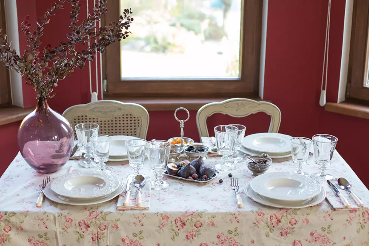 Si të dekoroni një tryezë të ditëlindjes? 82 foto dekoratë e bukur në shtëpi. Si të bëni një tavolinë të kolegut festiv dhe duart e saj? 199_78