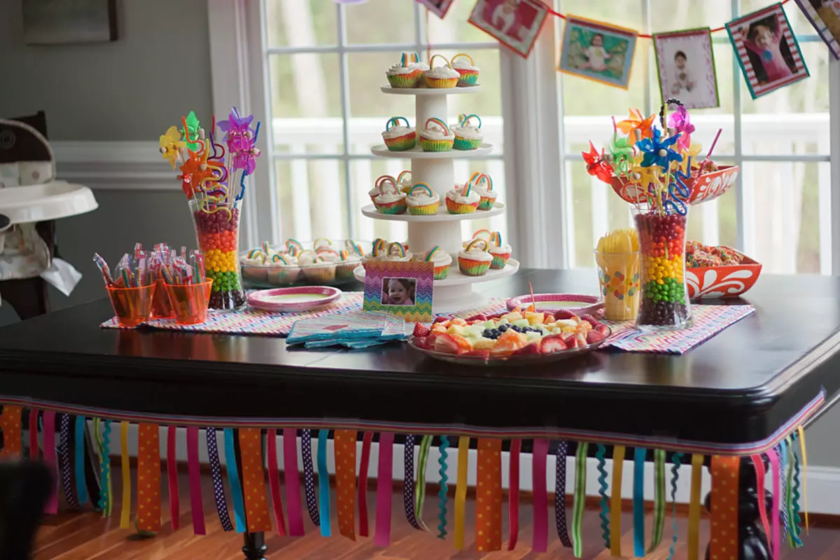 Si të dekoroni një tryezë të ditëlindjes? 82 foto dekoratë e bukur në shtëpi. Si të bëni një tavolinë të kolegut festiv dhe duart e saj? 199_80