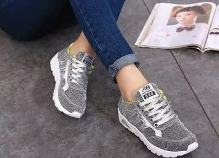 Awọn sneakers pẹlu awọn aworan Rhinestons (Awọn fọto 29): Awọn awoṣe pẹlu awọn okuta Swarovski, pẹlu eyiti wọ, Pink 2004_15