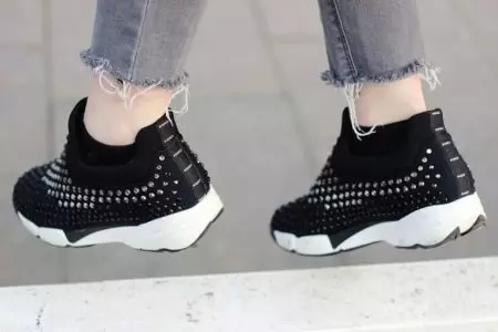 Awọn sneakers pẹlu awọn aworan Rhinestons (Awọn fọto 29): Awọn awoṣe pẹlu awọn okuta Swarovski, pẹlu eyiti wọ, Pink 2004_21