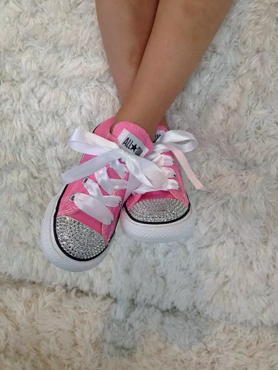 Awọn sneakers pẹlu awọn aworan Rhinestons (Awọn fọto 29): Awọn awoṣe pẹlu awọn okuta Swarovski, pẹlu eyiti wọ, Pink 2004_28