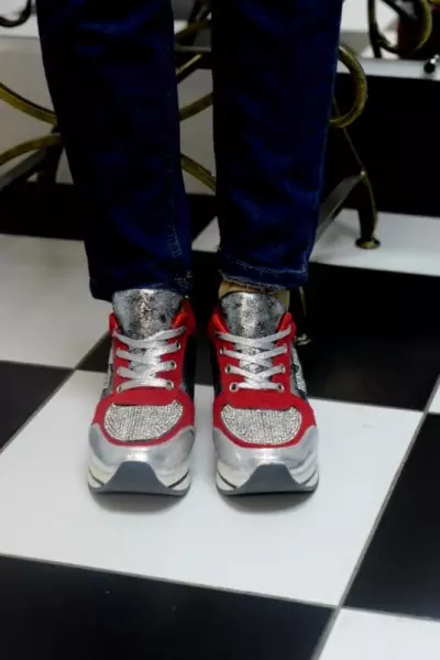 运动鞋与水钻（29张照片）：带石头施华洛世奇的型号，穿着，穿着，Pinko 2004_7