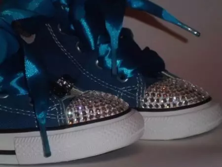 Sneakers oo leh Rhinestones (29 Sawirro ah): Moodeel leh dhagxaanta Swarovski, oo xiran, pinko 2004_9