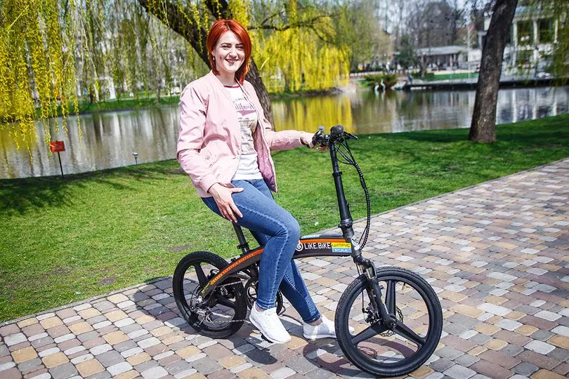 รถจักรยานไฟฟ้าชั้นนำ: ภาพรวมของ Eltreco และจักรยาน Minsk Veloshvod ผู้ผลิตรายอื่น คะแนนของจักรยานผู้ใหญ่และเด็กที่ง่ายที่สุด 20173_18