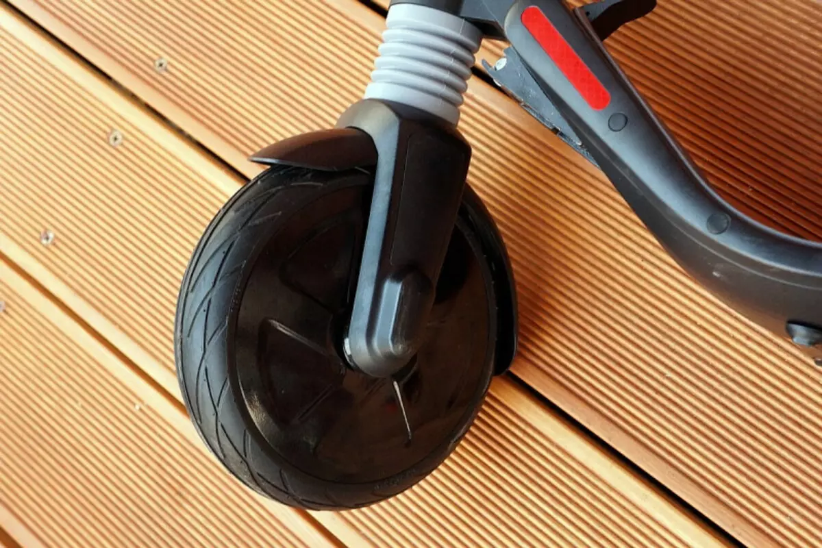 Segway Electrosocates: Nkọwa nke Scooters Electrical. Batrị na ihe ndị ọzọ 20177_7