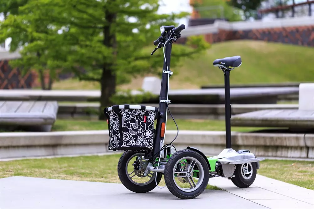 Tres rodes embornals elèctrics: els adults i els scooters elèctrics dels nens sobre tres rodes. Plegable i altres models de scooters de 3 rodes 20180_19