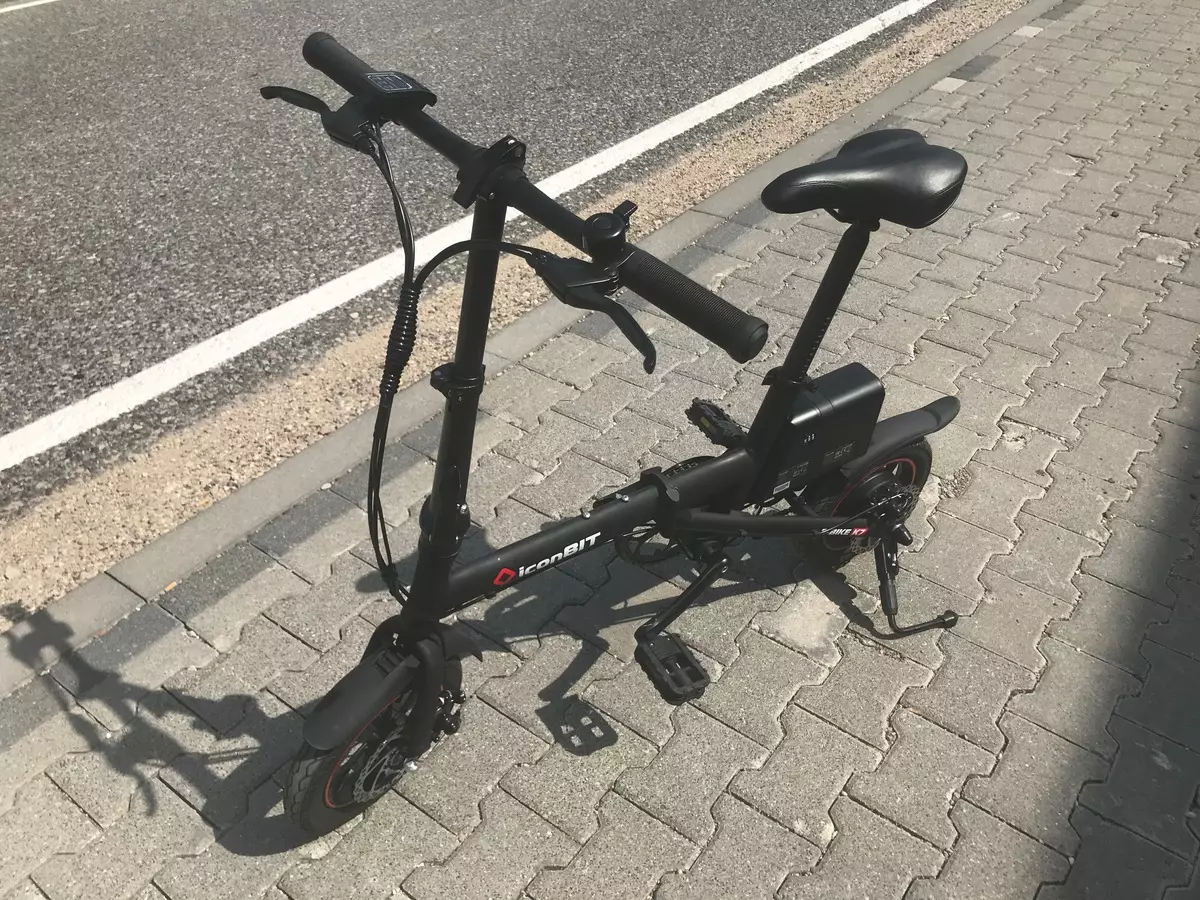 Elektrische fietsen Iconbit: zwarte elektrische fietsen K202 en E-bike K7, K9 en andere modellen. Hun voor- en nadelen 20188_5