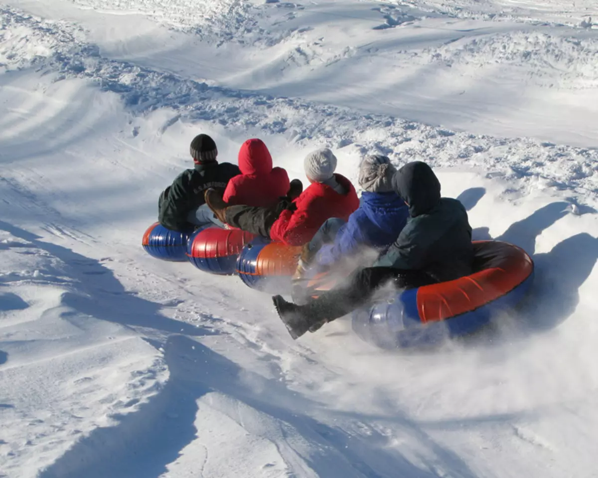 Tubing pindho: Pilih cheerbank dobel kanggo olahraga salju. Model paling apik kanggo sled inflatable kaping pindho. Kepiye nyimpen? 20194_7