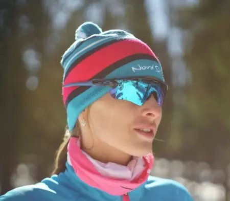 Ski Hats: Skiing caps at cross-country skis, babae at iba pang mga modelo ng sports. Paano pumili ng isang sumbrero para sa mga skier? 20204_19