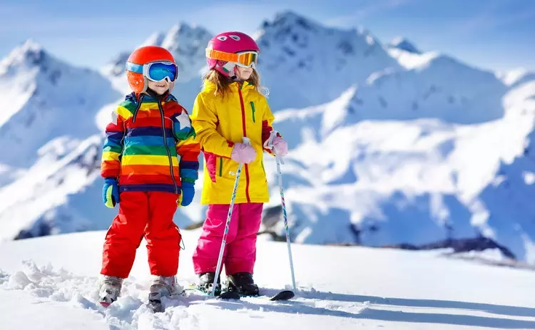 SKIS ENFANTS (45 photos): Comment choisir pour les choisir pour un enfant? Ski avec des chaussures et sans. Comment choisir leur taille à l'école et aux enfants? Skis de bois et de plastique 20212_12