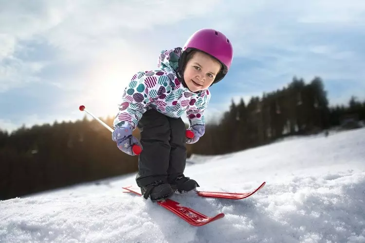 Dječje skijanje (45 slika): Kako ih odabrati za vaše dijete? Skije sa cipelama i bez. Kako odabrati veličinu škole i za djecu? Drvene i plastične skije 20212_14