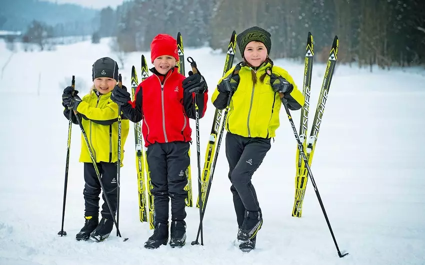 Ski timoun yo (45 foto): Ki jan yo chwazi yo chwazi yo pou yon timoun? Ski ak soulye ak san yo pa. Ki jan yo chwazi gwosè yo nan lekòl la ak timoun yo? Bwa ak skis plastik 20212_15