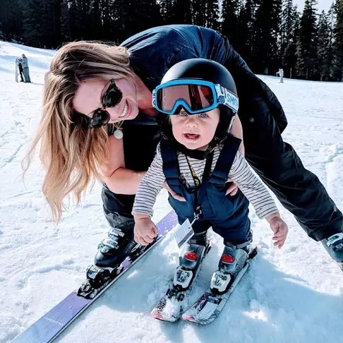 Skis infantiles (45 fotos): ¿Cómo elegirlos para elegirlos para un niño? Esquí con zapatos y sin. ¿Cómo elegir su tamaño a la escuela y los niños? Esquís de madera y plástico. 20212_2