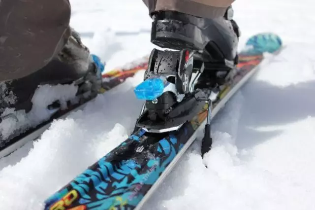 esquís per a nens (45 fotos): com triar a triar-per a un nen? Esquiar amb les sabates i per fora. Com triar la seva mida a l'escola i els nens? Fusta i plàstic esquís 20212_20