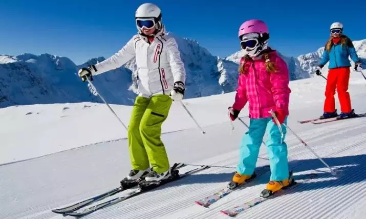 子供のスキー（45枚の写真）：どのように子供のためにそれらを選択するためにそれらを選択するには？靴とスキーとせずに。学校と子供たちに自分のサイズを選択するには？木材とプラスチックスキー 20212_41