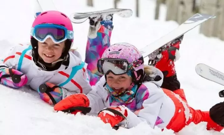 Kinders se ski's (45 foto's): Hoe om hulle te kies om dit vir 'n kind te kies? Ski met skoene en sonder. Hoe om hul grootte vir skool en kinders te kies? Hout en plastiek ski's 20212_45