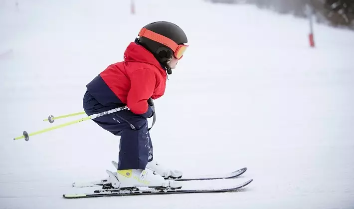 Skis infantil (45 fotos): Como elixir-los para elixir-los para un neno? Esquí con zapatos e sen. Como elixir o seu tamaño á escola e aos nenos? Skis de madeira e plástico 20212_5