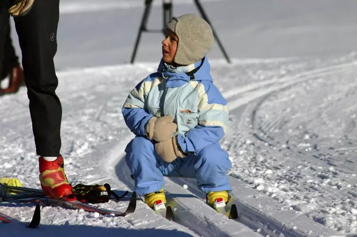 Дечији скије (45 фотографија): Како их изабрати да их изаберу за дете? Скијање са ципелама и без. Како бирати њихову величину у школу и децу? Скијеви од дрвета и пластике 20212_6